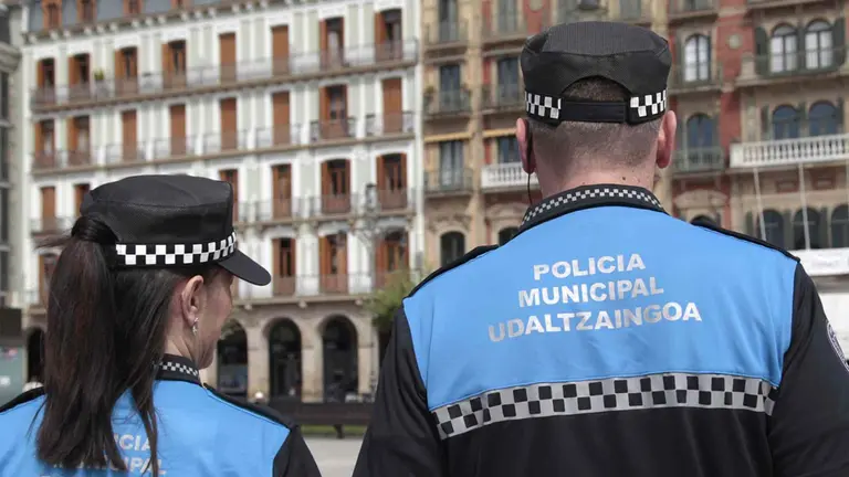 Dos agentes de la Policía Municipal de Pamplona patrullando por la Plaza del Castillo. POLICÍA MUNICIPAL DE PAMPLONA