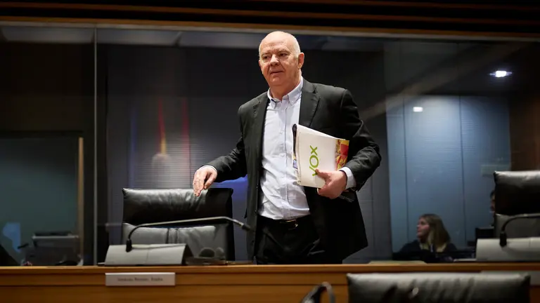 Emilio Jiménez de VOX minutos antes de comenzar el pleno del Parlamento. PABLO LASAOSA