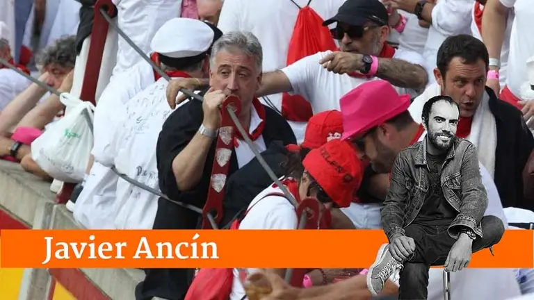 Joseba Asirón, actual alcalde de Pamplona, disfruta en la contrabarrera del tendido 7 durante una corrida reciente de la Feria del Toro de Pamplona IÑIGO ALZUGARAY