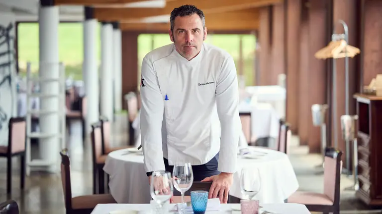 Enrique Martínez en su restaurante La Hacienda de Mutilva. PABLO LASAOSA