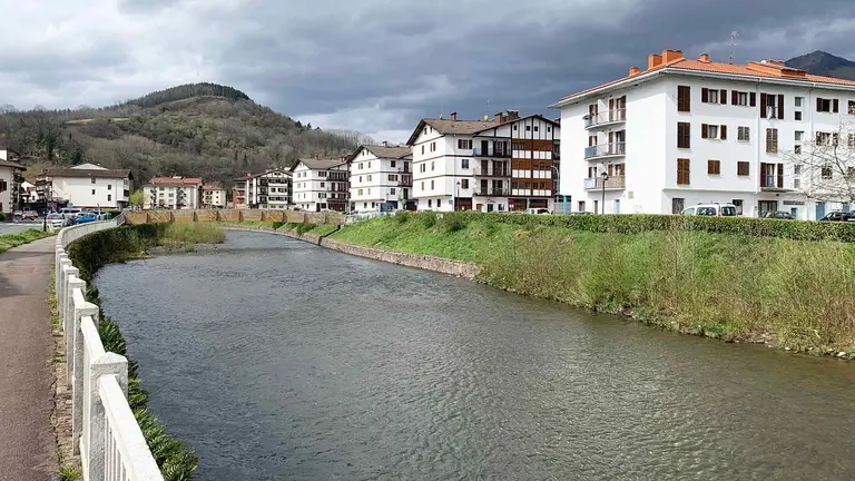 Localidad navarra de Santesteban junto al río Bidasoa. Navarra.com