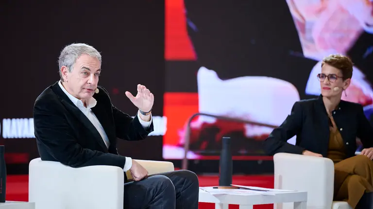 El PSN organiza, en el marco de su 13º Congreso Regional, un coloquio con el título 'Futuro en clave feminista', en el que participan el expresidente del Gobierno José Luis Rodríguez Zapatero , y las ministras Elma Saiz y Pilar Alegría junto con la presidenta del Gobierno de Navarra María Chivite. PABLO LASAOSA