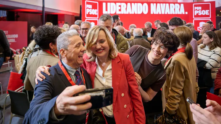 El PSN organiza, en el marco de su 13º Congreso Regional, un coloquio con el título 'Futuro en clave feminista', en el que participan el expresidente del Gobierno José Luis Rodríguez Zapatero , y las ministras Elma Saiz y Pilar Alegría junto con la presidenta del Gobierno de Navarra María Chivite. PABLO LASAOSA