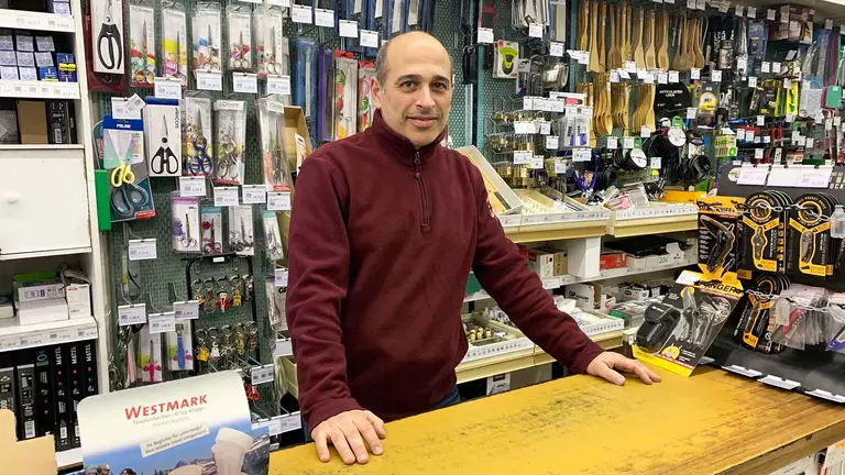 Asier Gárate en el mostrador de la ferretería que lleva su apellido en el barrio de San Juan en Pamplona. Navarra.com