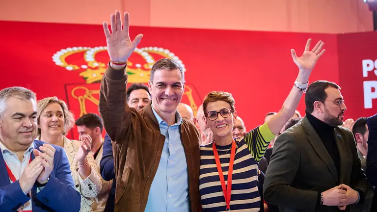 El presidente del Gobierno de España, Pedro Sánchez, junto a María Chivite y Santos Cerdán clausura del 13 COngreso Regional del PSN. PABLO LASAOSA