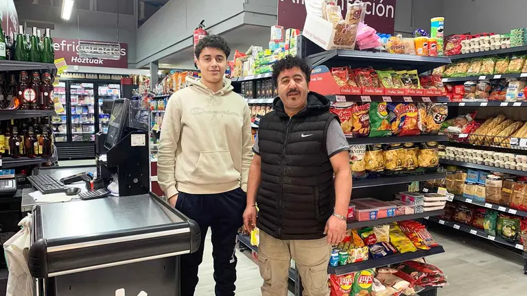 Abdelouahid Azziani Omar  junto a su hijo Reda en el supermercado Udaco en Estella. Navarra.com