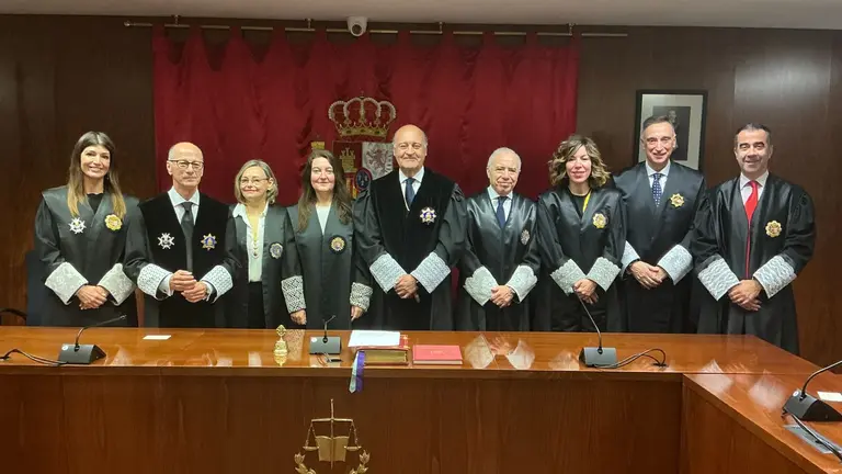 Alicia Chicharro (en el centro y junto a Joaquín Galve) toma posesión como nueva magistrada del Tribunal Superior de Justicia de Navarra. CEDIDA