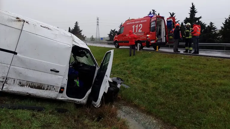 Imagen de la furgoneta accidentada en Olite. BOMEBEROS DE NAVARRA
