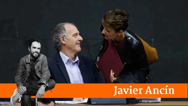 Adolfo Araiz, de EH Bildu, habla con María Chivite, presidenta del Gobierno de Navarra. PABLO LASAOSA