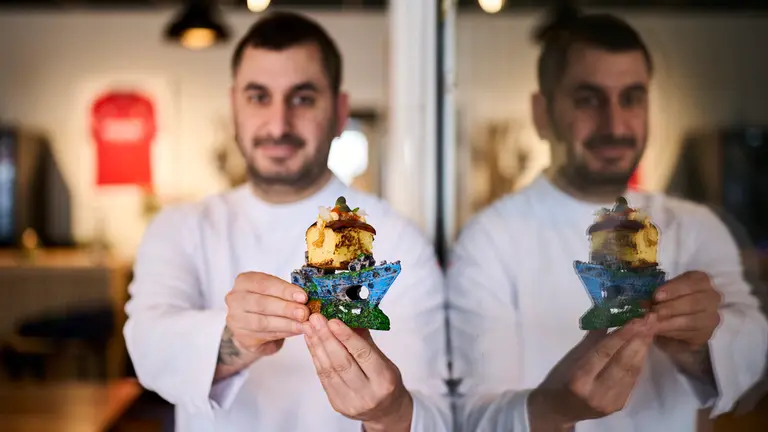 Sergio Lerga, del Ayres del Soto con su pincho Amatxo para la Semana del Pincho 2025. PABLO LASAOSA