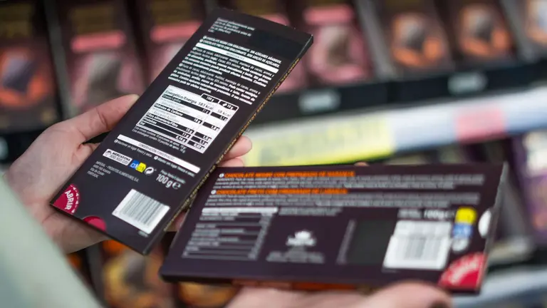 Un cliente revisa la etiqueta nutricional de un producto vendido en Mercadona. CEDIDA