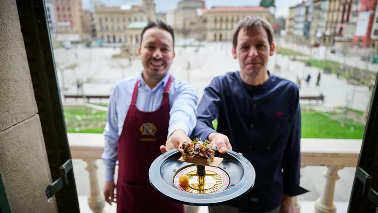 René y Juan, del Petit Comité en el Nuevo Casino con su pincho La ruleta del casino, propuesta que han presentado a la Semana del Pincho 2025. PABLO LASAOSA