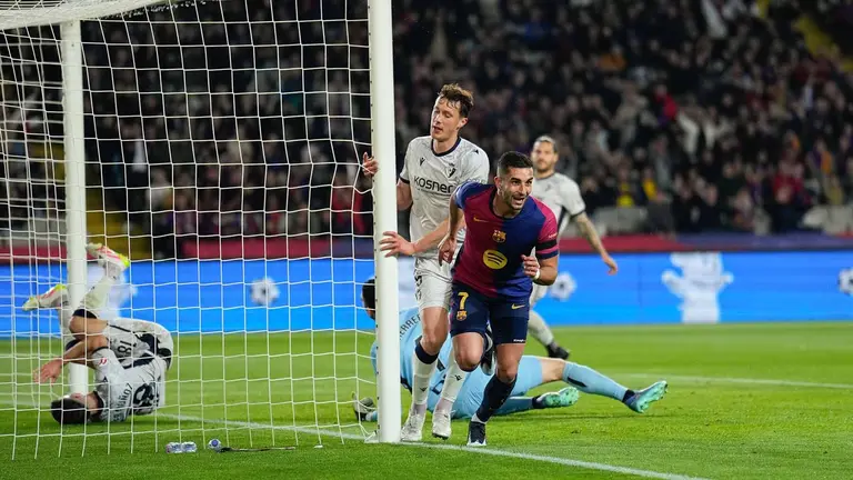 El delantero del F.C. Barcelona Ferran Torres celebra tras anotar el primer gol del equipo durante el partido de LaLiga entre FC Barcelona y CA Osasuna en el Estadio Olímpico de Montjuic, este jueves en Barcelona. EFE/ Alejandro García
