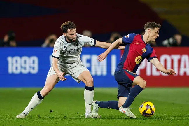 BARCELONA, 27/03/2025.- El delantero del FC Barcelona Gavi (d) se escapa de Jon Moncayola, de Osasuna, durante el partido de la jornada 27 de LaLiga que FC Barcelona y Atlético Osasuna disputan hoy jueves en el Estadio Olímpico Lluís Companys. EFE/Alberto Estévez