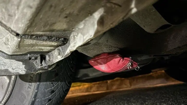 Imagen de la droga escondida en los bajos del coche. POLICÍA FORAL