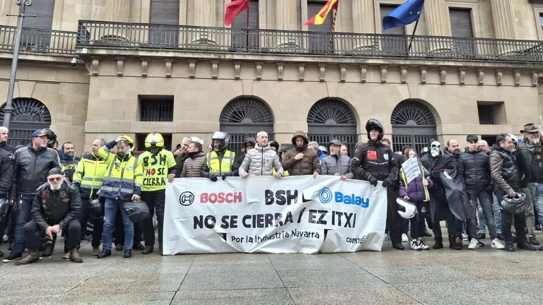 Concentración frente al Palacio de Navarra durante la marcha motera en contra del cierre de la planta de BSH en Esquíroz.  EUROPA PRESS