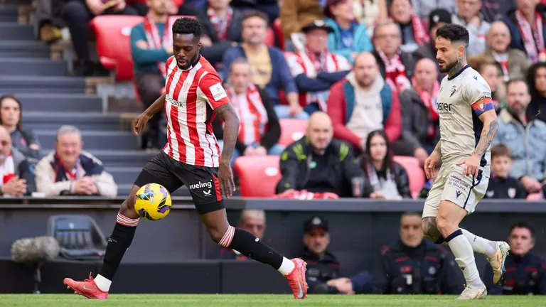 Iñaki Williams del Athletic Club junto a Rubén García de Osasuna. AFP7 / EUROPA PRESS