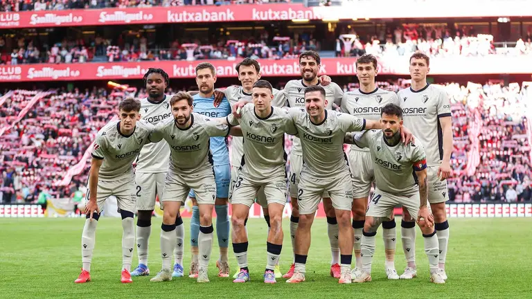 Equipo titular de Osasuna ante el Athletic en el estadio de San Mamés. Irina R. Hipolito / AFP7 / Europa Press.