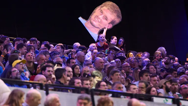 Joseba Ezkurdia y Beñat Rezusta han vencido a Iñaki Artola y Jon Mariezkurrena (22-20) en la final del Campeonato de Parejas de pelota mano disputada en el frontón del Navarra Arena de Pamplona. IÑIGO ALZUGARAY