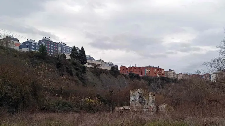 Instalaciones del antiguo Molino de Ilundáin, bajo la Ripa de Barañáin. AYUNTAMIENTO DE PAMPLONA