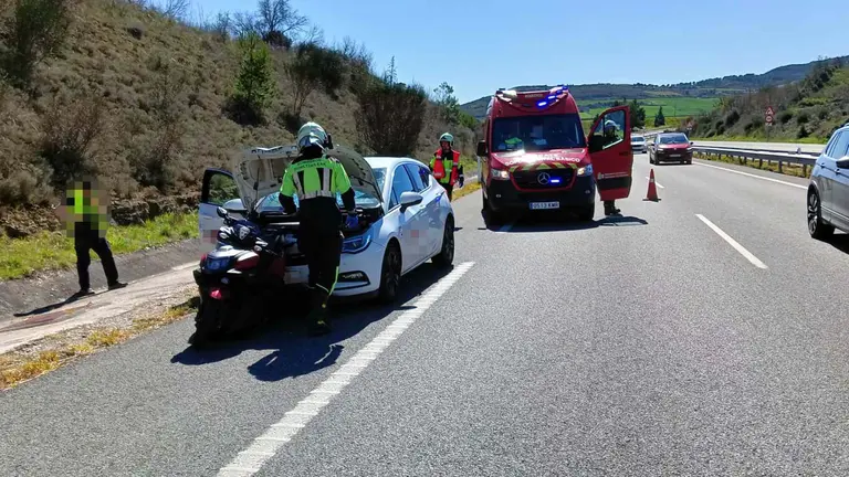 La moto embestida ha quedado adosada al coche. BOMBEROS DE NAVARRA