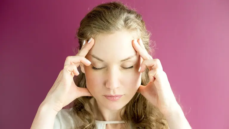 Imagen de archivo de una mujer con dolor de cabeza. ARCHIVO
