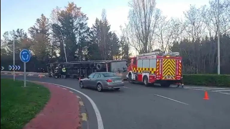 Imagen del camión volcado en Huarte. POLICÍA FORAL