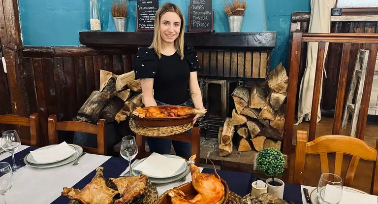 Ekiñe Cuevas, encargada del restaurante Txikot Txikot posa con varios asados. CEDIDA