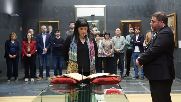 Toma de posesión de Oihana Gallo San Román como nueva parlamentaria foral de EH Bildu tras la renuncia de Arantza Izurdiaga. IÑIGO ALZUGARAY