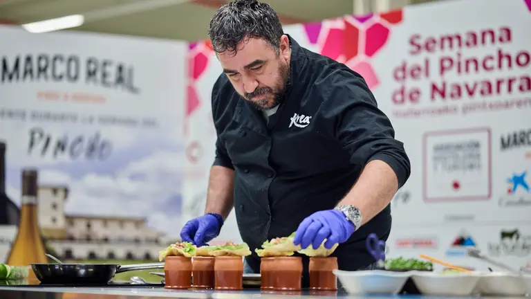 La 25 Semana del Pincho de Navarra celebra su semifinal en la que los 22 semifinalistas han elaborado sus pinchos. PABLO LASAOSA