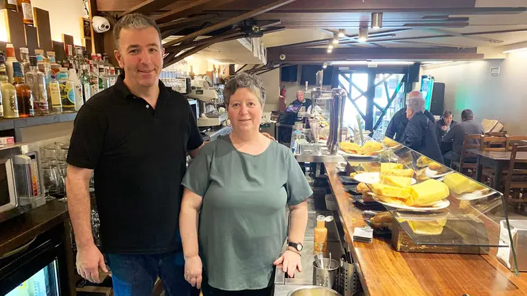 Fran y Nekane en la barra del bar Titi  en la localidad de Santesteban. Navarra.com
