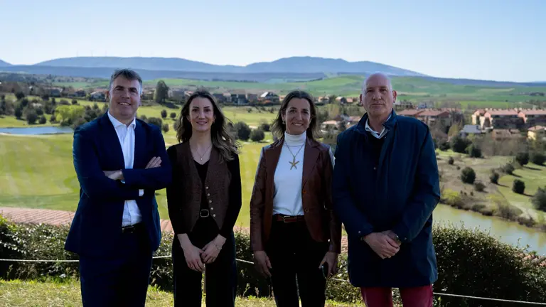 De izquierda a derecha (Jorge Casado, presidente de AEDONA, Adriana Redín, gerente de AEDONA, María Rodríguez de Guzmán, gerente del Club de Golf Castillo de Gorraiz y Luis Hualde, presidente del Club de Golf Castillo de Gorraiz). CEDIDA
