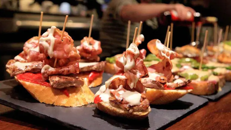 Barra de pinchos del bar Titi en la localidad de Santesteban. Bar Titi.