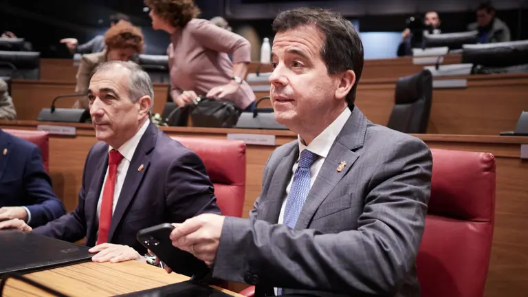 El consejero de Industria y Transición Ecológica y Digital Empresarial del Gobierno de Navarra, Mikel Irujo (d). EDUARDO SANZ/EUROPA PRESS/ARCHIVO