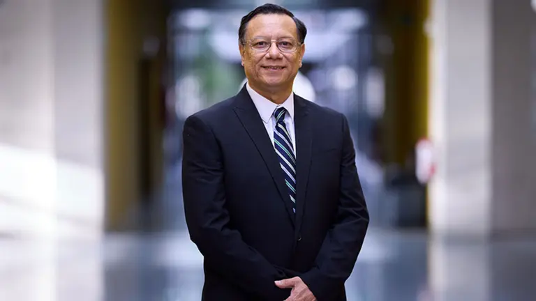 Moisés Roberto Guerra, investigador y profesor, fotografiado en la UPNA. CEDIDA