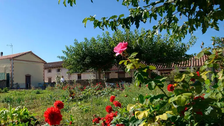 El espectacular jardín de la casa rural Luka Etxea en la localidad de Zábal. Tierras de Iranzu.