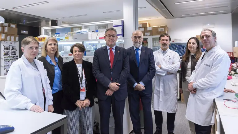 Los consejeros Domínguez y García, junto a María Ángeles Montes y Agurtzane Martínez y el personal de Navarrabiomed. NAVARRABIOMED