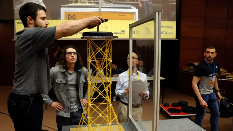 Las mejores torres a escala construidas con espaguetis por estudiantes universitarios y alumnos de Educación Secundaria y Bachiller han competido este sábado en el edificio El Sario de la Universidad Pública de Navarra. JESÚS DIGES