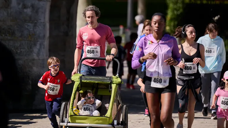 Carrera solidaria 'Corre por una causa, corre por la Infancia en emergencia', organizada por la ONG Alboan, el colegio San Ignacio, el Centro Loyola y el Centro Lasa. PABLO LASAOSA