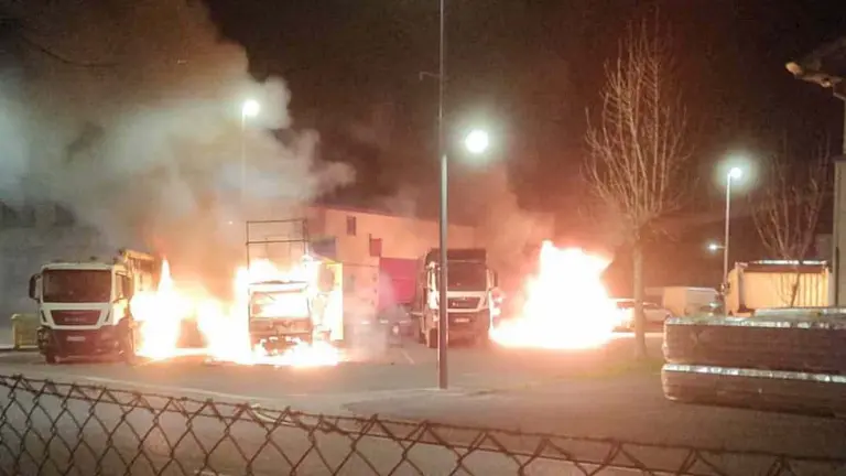 Tres vehículos en llamas en el polígono de Leiza. BOMBEROS DE NAVARRA