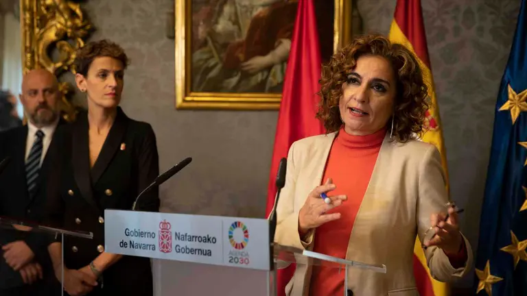 La vicepresidenta primera del Gobierno y ministra de Hacienda y Función Pública, María Jesús Montero junto a la presidenta del Gobierno de Navarra, María Chivite. EFE/ Villar López