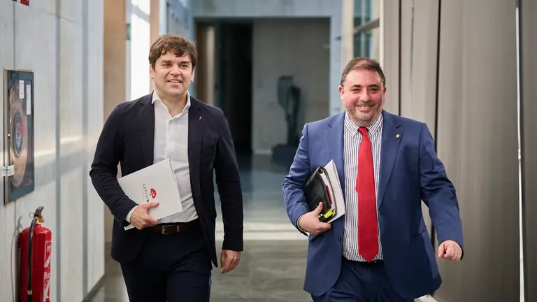 Pablo Azcona de Geroa Bai junto a Unai Hualde en su llegada a la Mesa y Junta de Portavoces del Parlamento de Navarra. PABLO LASAOSA