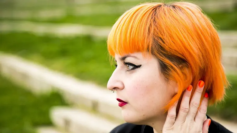 Imagen de archivo de una chica joven con un piercing en la nariz. ARCHIVO