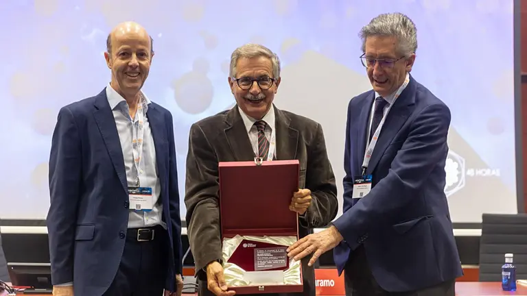 El Dr. Páramo (en el centro) recibe una placa durante su homenaje, de manos del Dr. Prósper (derecha) y del Dr. San Miguel (izquierda). CEDIDA