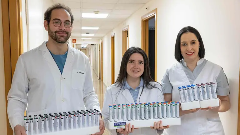 El Dr. Octavio Garaycoechea, la Dra. Marta Hernández y Beatriz del Río, auxiliar de Enfermería, con test olfativos del Departamento de Otorrinolaringología de la Clínica Universidad de Navarra. CUN