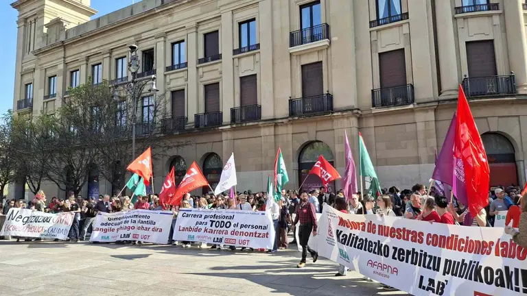 Concentraci&oacute;n por la huelga de funcionarios ante la sede del Gobierno de Navarra. EUROPAPRESS