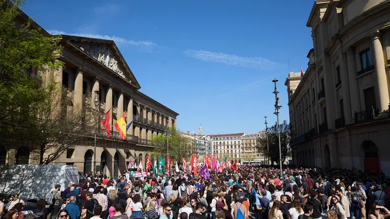 Concentración frente al Palacio de Navarra con motivo de la huelga de la Administración foral convocada por los sindicatos LAB, Afapna, CCOO, ELA y UGT. IÑIGO ALZUGARAY