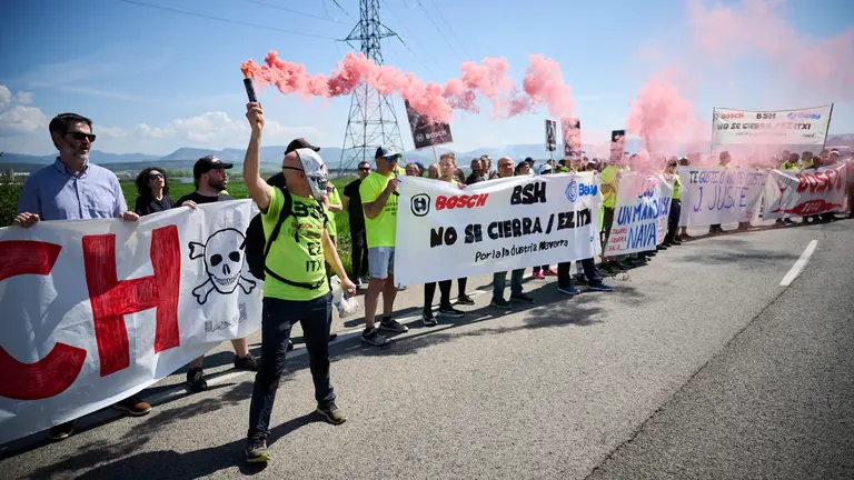 El comité de empresa de BSH de Esquíroz se concentra frente a la sede de la Asociación de la Industria de Navarra (AIN) en Cordovilla. PABLO LASAOSA