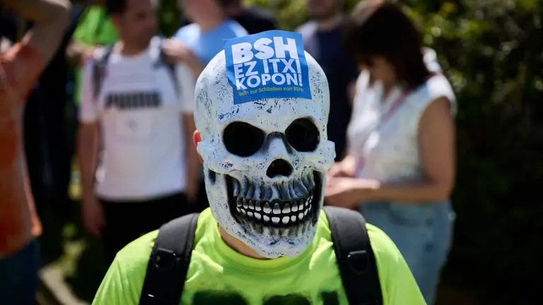 El comité de empresa de BSH de Esquíroz se concentra frente a la sede de la Asociación de la Industria de Navarra (AIN) en Cordovilla. PABLO LASAOSA
