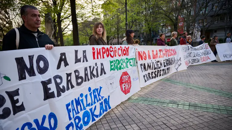 Las comunidades escolares del modelo D PAI de los colegios públicos de Sarriguren, Tafalla, Buztintxuri, Noain y Puente la Reina convocan una concentración en protesta por "el aumento de horas de inglés y la obligatoriedad de que algunas materias troncales sean en inglés". PABLO LASAOSA
